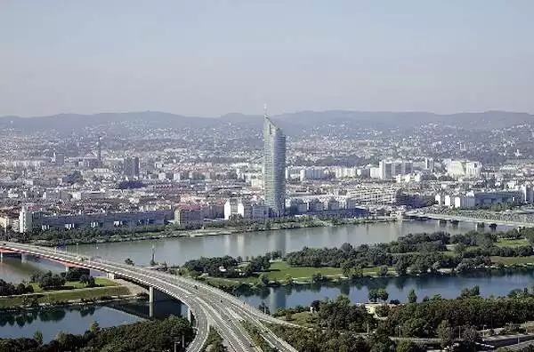 Il Millennium Tower sul Canale del Danubio