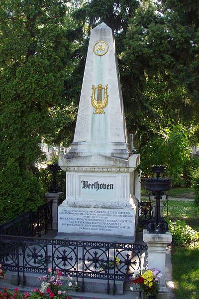 La tomba di Beethoven al cimitero centrale di Vienna