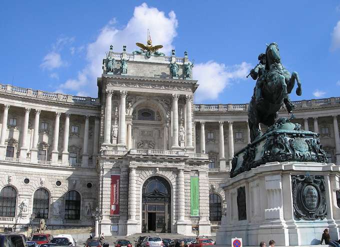 L'entrata della Biblioteca Nazionale Austriaca