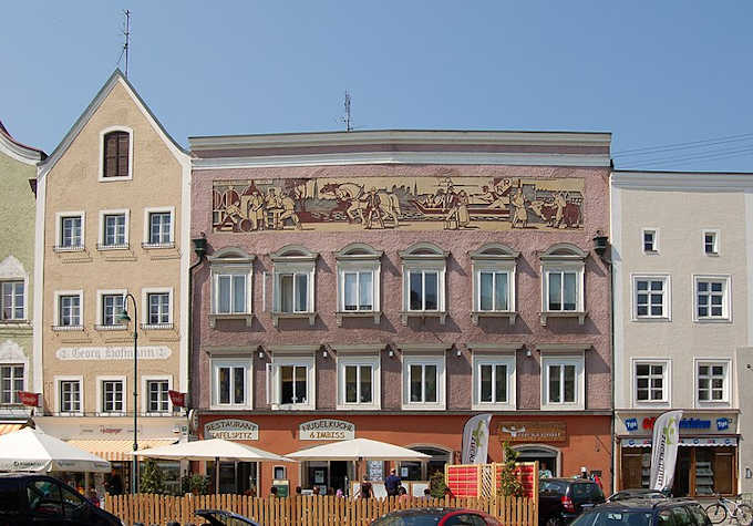 Braunau - Una casa affrescata sulla piazza principale