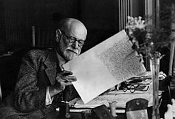 Sigmund Freud nel suo studio a Vienna