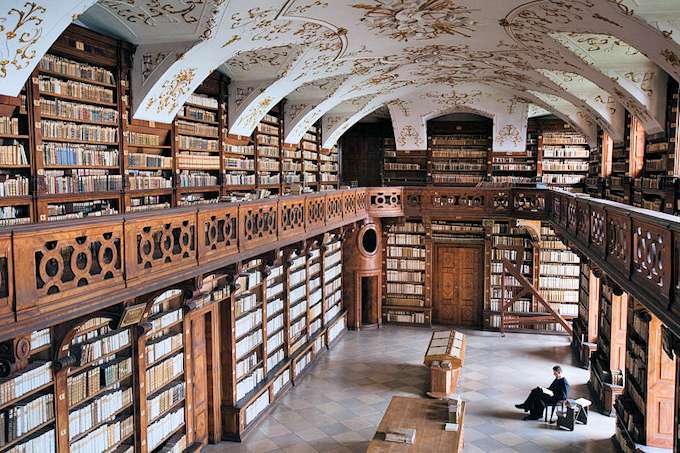 La sala barocca della biblioteca dell'abbazia
