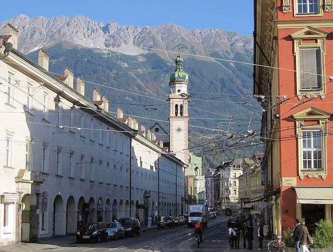 Innsbruck con il panorama delle Alpi