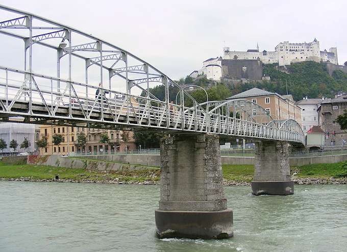 Il Mozartsteg, il ponte pedonale che attraversa il fiume Salzach