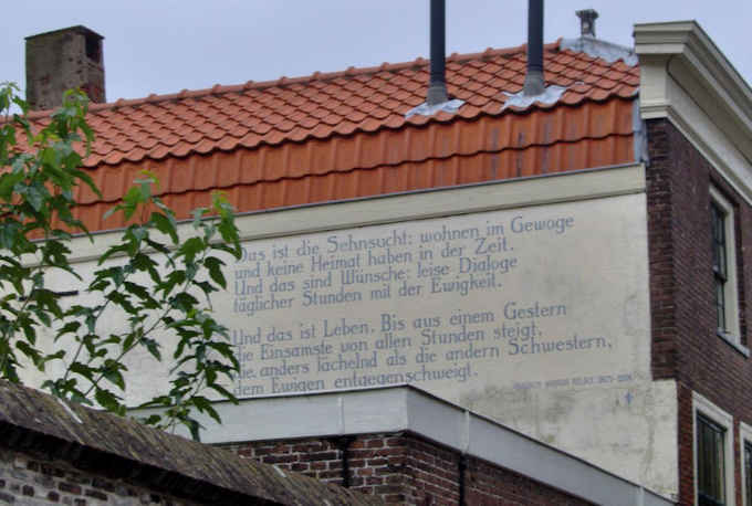 La poesia di Rilke "Das ist die Sehnsucht" su una casa a Leiden (Paesi Bassi)