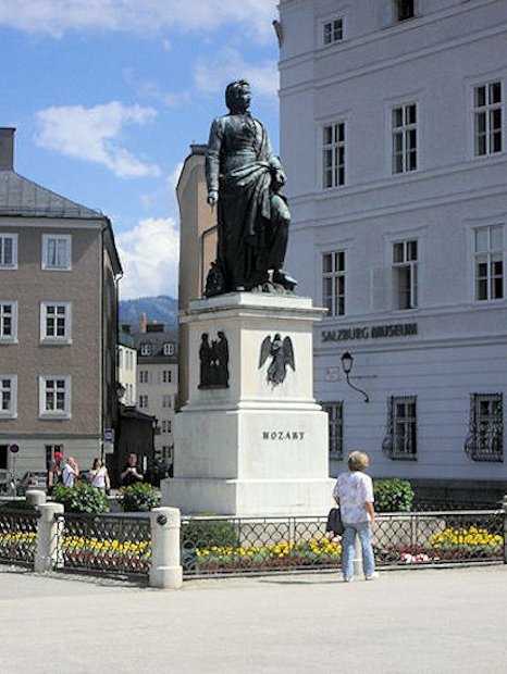 La statua di Mozart nella Mozartplatz
