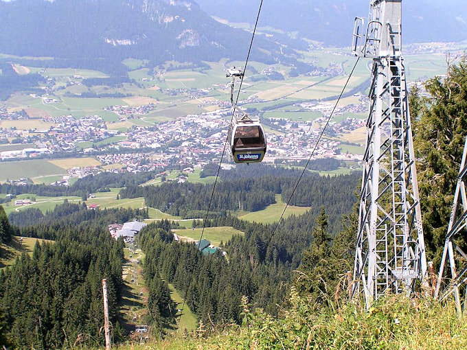 Sankt Johann (nella valle) fotografata dalla montagna Harschbichl (1604 m)