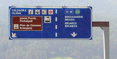 Un cartello stradale bilingue in Alto Adige